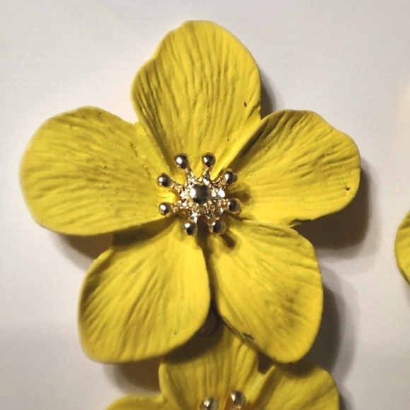 Yellow Daffodil Color Gold Metal Pierced Earrings NOC Plumeria - Picture 4 of 4